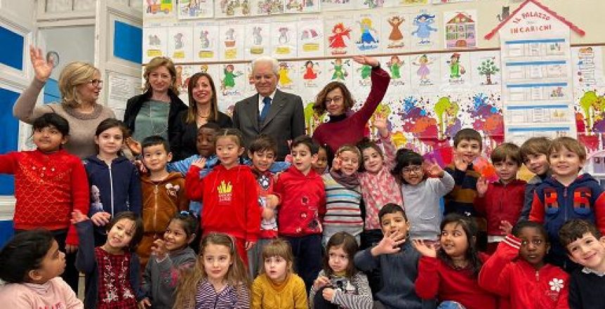 Roma, 6 feb. (askanews) -  A sorpresa questa mattina il Presidente della Repubblica, Sergio Mattarella, accompagnato dalla figlia Laura, ha fatto visita alla scuola Manin all`Esquilino, dove forte è la presenza di alunni stranieri, soprattutto cinesi.
L`istituto infatti, che ospita una scuola materna, la scuola elementare e la media, si contraddistingue per la sua multiculturalità (tra il 40 e il 50 per cento di alunni di nazionalità non italiana anche se nati in italia) essendo l`Esquilino quartiere a forte presenza di immigrazione, specialmente cinese.
Mattarella ha visitato alcune classi, si è intrattenuto con i bambini e i docenti, e un gruppo di ragazzi delle medie, di diverse nazionalita, ha cantato l'inno di Mameli. Il gesto del Presidente della Repubblica, nel momento dell'emergenza del coronavirus, ha un valore "distensivo e simbolico" nei confronti della comunità cinese residente da anni in Italia.